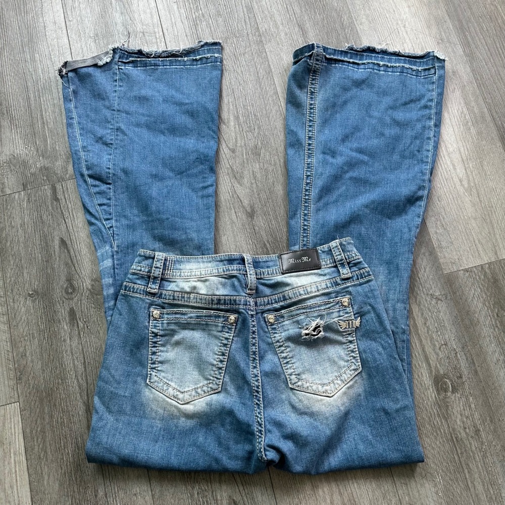 Miss Me Flare Leg Jeans Light Wash Size 30 Embellished Pockets cowgirl stretch